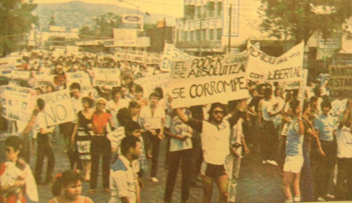 Protestors in Monterrey, Nuevo Le�n respond to Mexican President Jos� L�pez Portillo�s nationalization of the banking industry.  Credit: El Norte, 6 September 1982, 1-B; Image obtained from La Capilla Alfonsina Biblioteca Universitaria, la Universidad Aut�nomo de Nuevo Le�n, Monterrey, Nuevo Le�n 